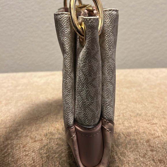 Cute envelope style Michael Kors crossbody - Picture 3 of 4